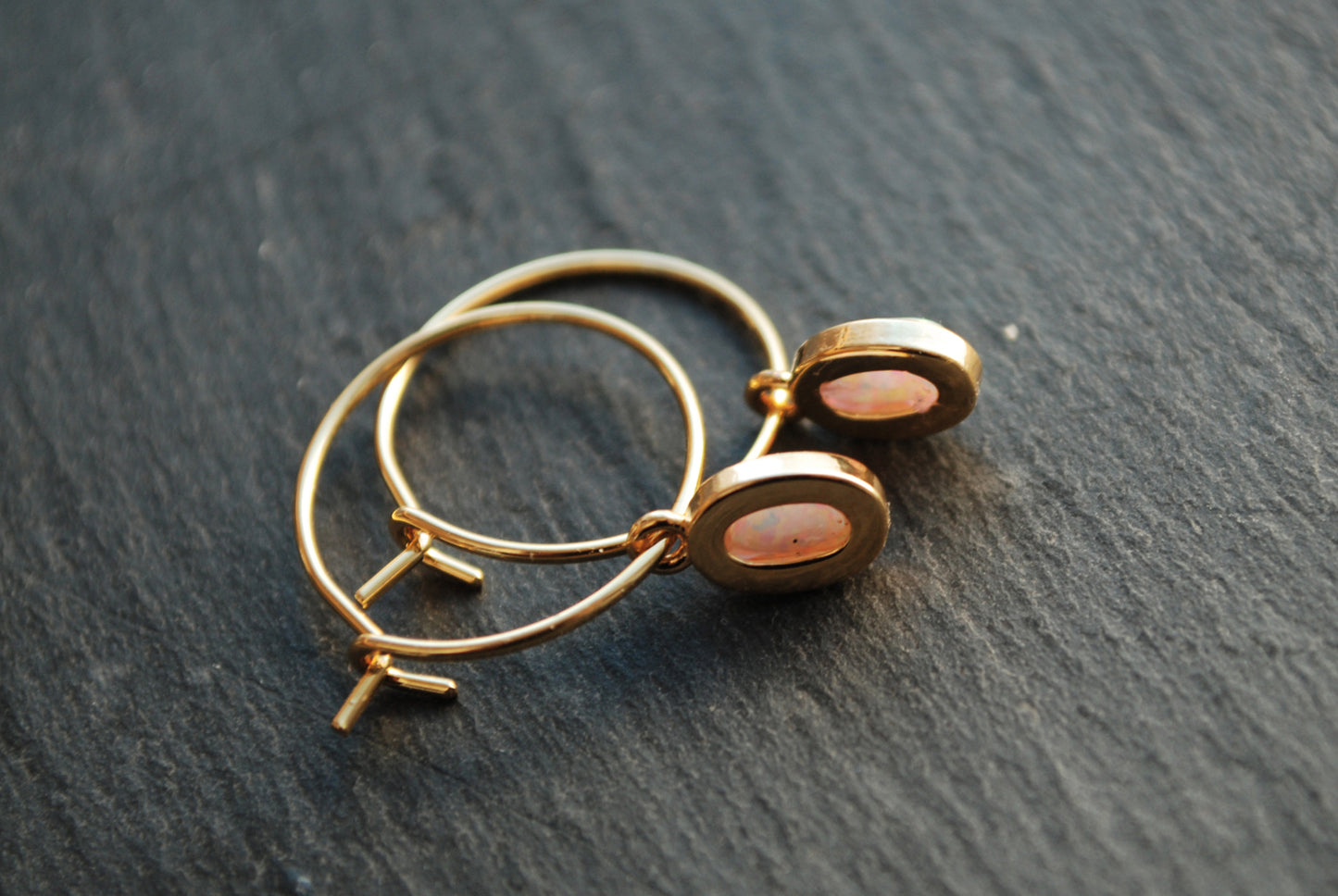 Tiny Opals . vergoldete Creole mit Opal-Anhängern . Geschenke für Frauen - picturing