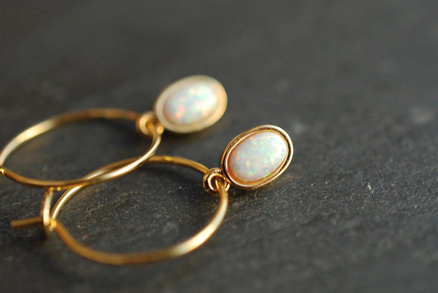 Tiny Opals . vergoldete Creole mit Opal-Anhängern . Geschenke für Frauen - picturing