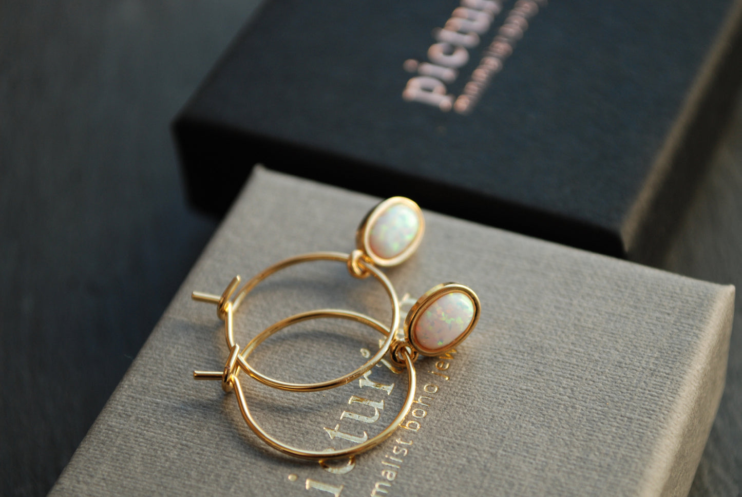 Tiny Opals . vergoldete Creole mit Opal-Anhängern . Geschenke für Frauen - picturing