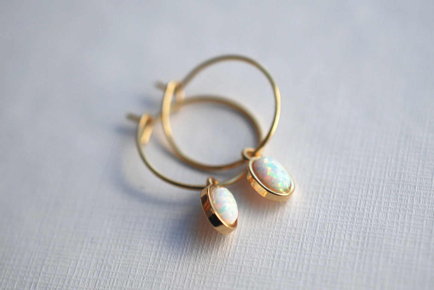 Tiny Opals . vergoldete Creole mit Opal-Anhängern . Geschenke für Frauen - picturing
