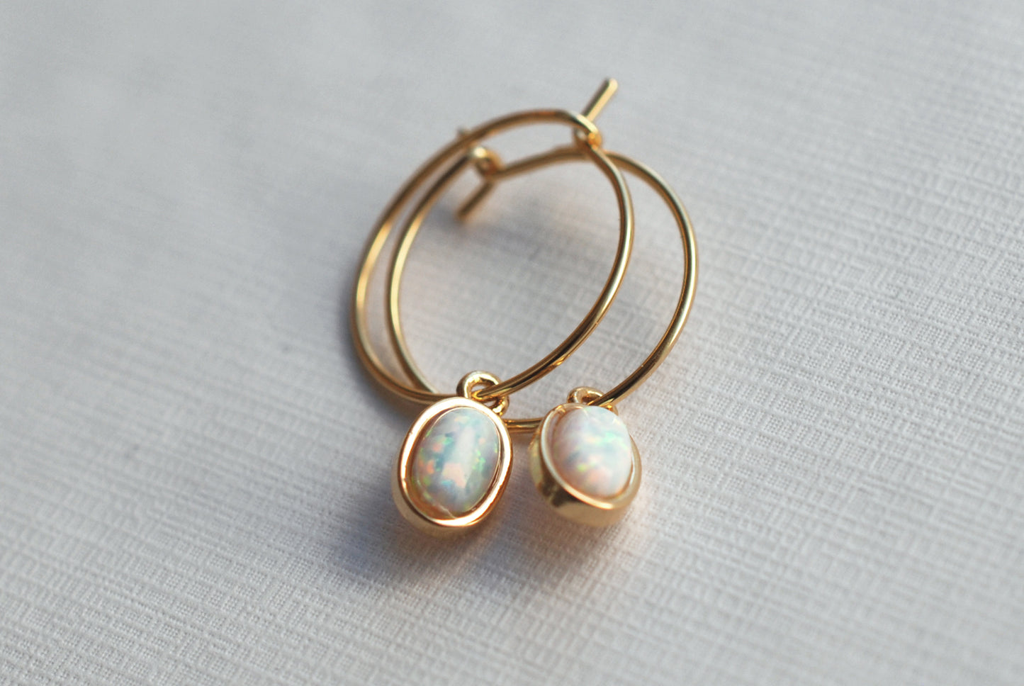 Tiny Opals . vergoldete Creole mit Opal-Anhängern . Geschenke für Frauen - picturing