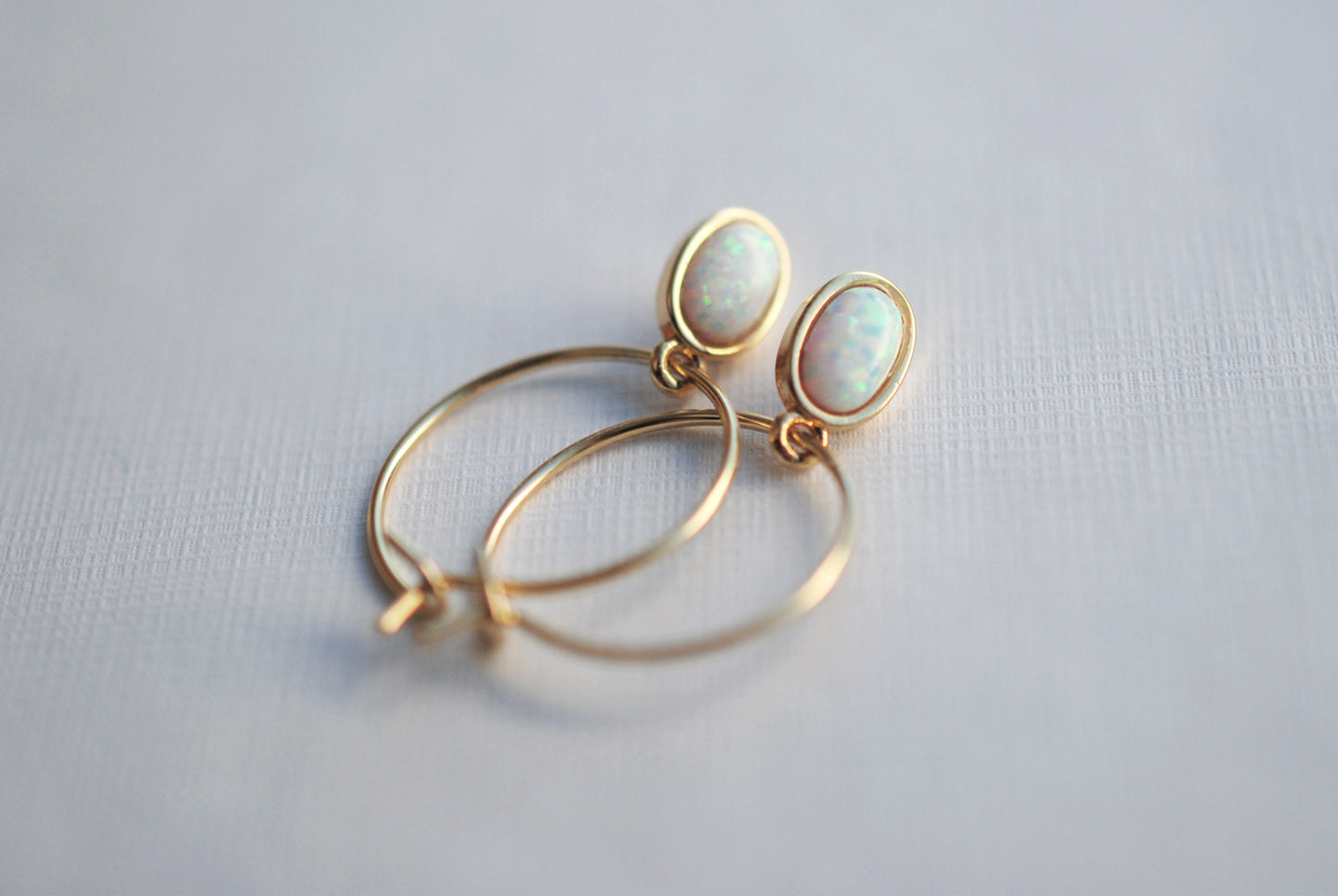 Tiny Opals . vergoldete Creole mit Opal-Anhängern . Geschenke für Frauen - picturing