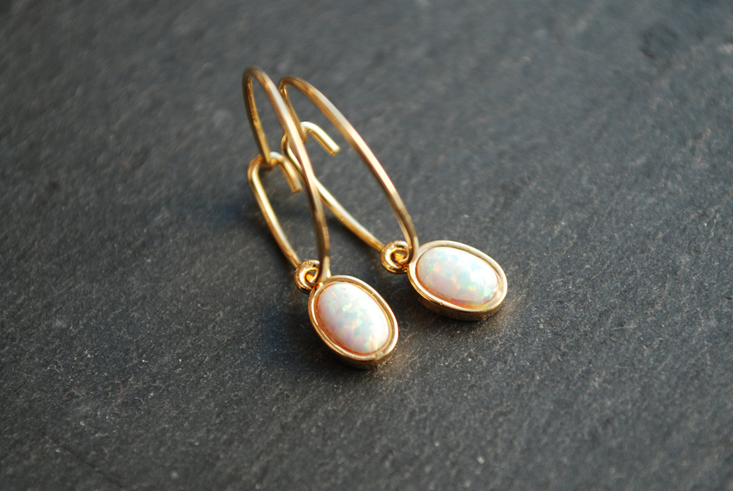Tiny Opals . vergoldete Creole mit Opal-Anhängern . Geschenke für Frauen - picturing