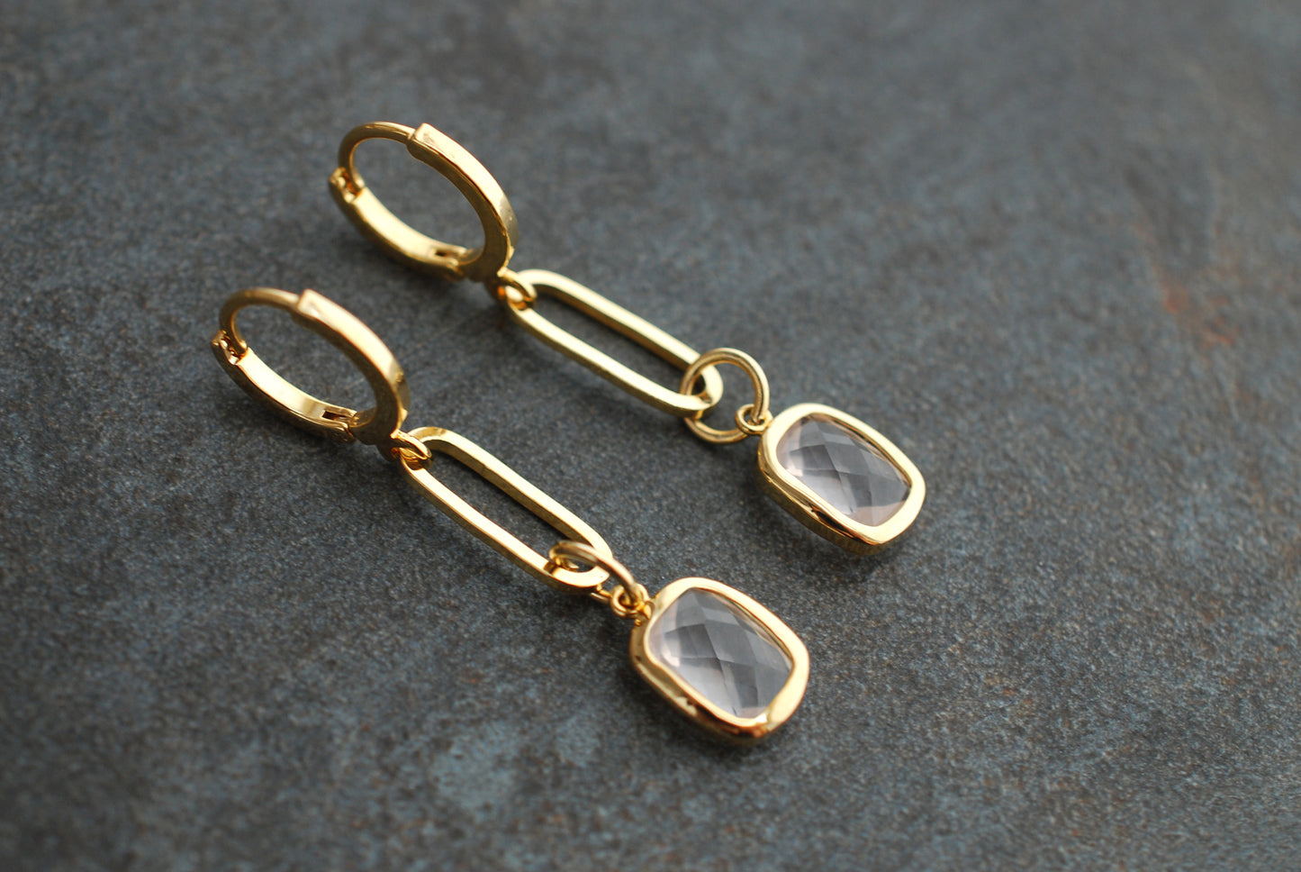 CLIO . Lange, vergoldete Ohrringe mit Glas-Steinen in der Farbe Rosenquarz