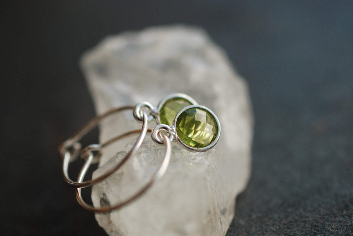 Silberne Geburtsstein-Creolen Peridot . August-Geburtstagsgeschenke . 925er Silber - picturing