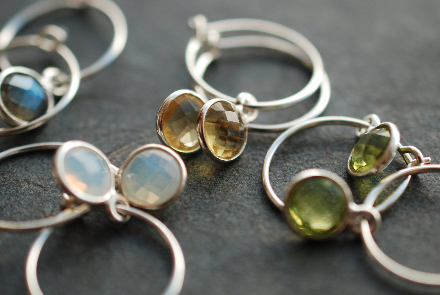 Silberne Geburtsstein-Creolen Peridot . August-Geburtstagsgeschenke . 925er Silber - picturing