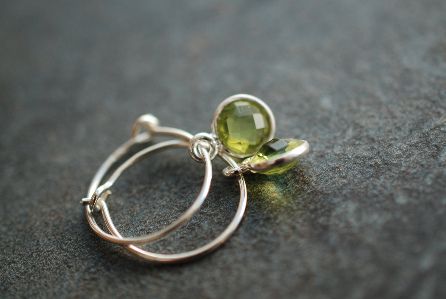 Silberne Geburtsstein-Creolen Peridot . August-Geburtstagsgeschenke . 925er Silber - picturing