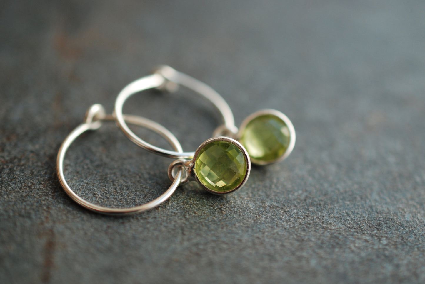 Silberne Geburtsstein-Creolen Peridot . August-Geburtstagsgeschenke . 925er Silber - picturing