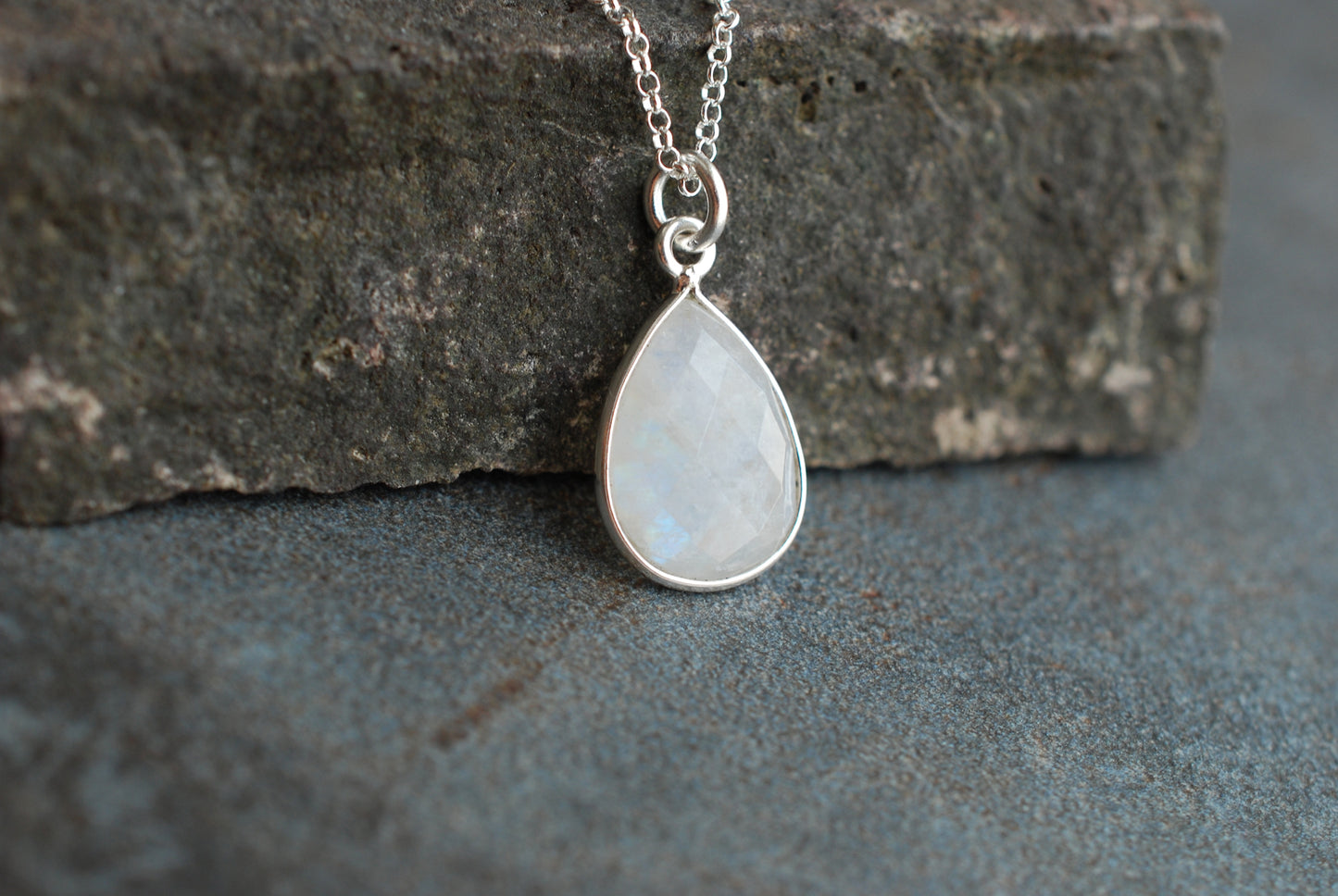 Sterling Silber und Mondstein-Tropfen-Kette - picturing