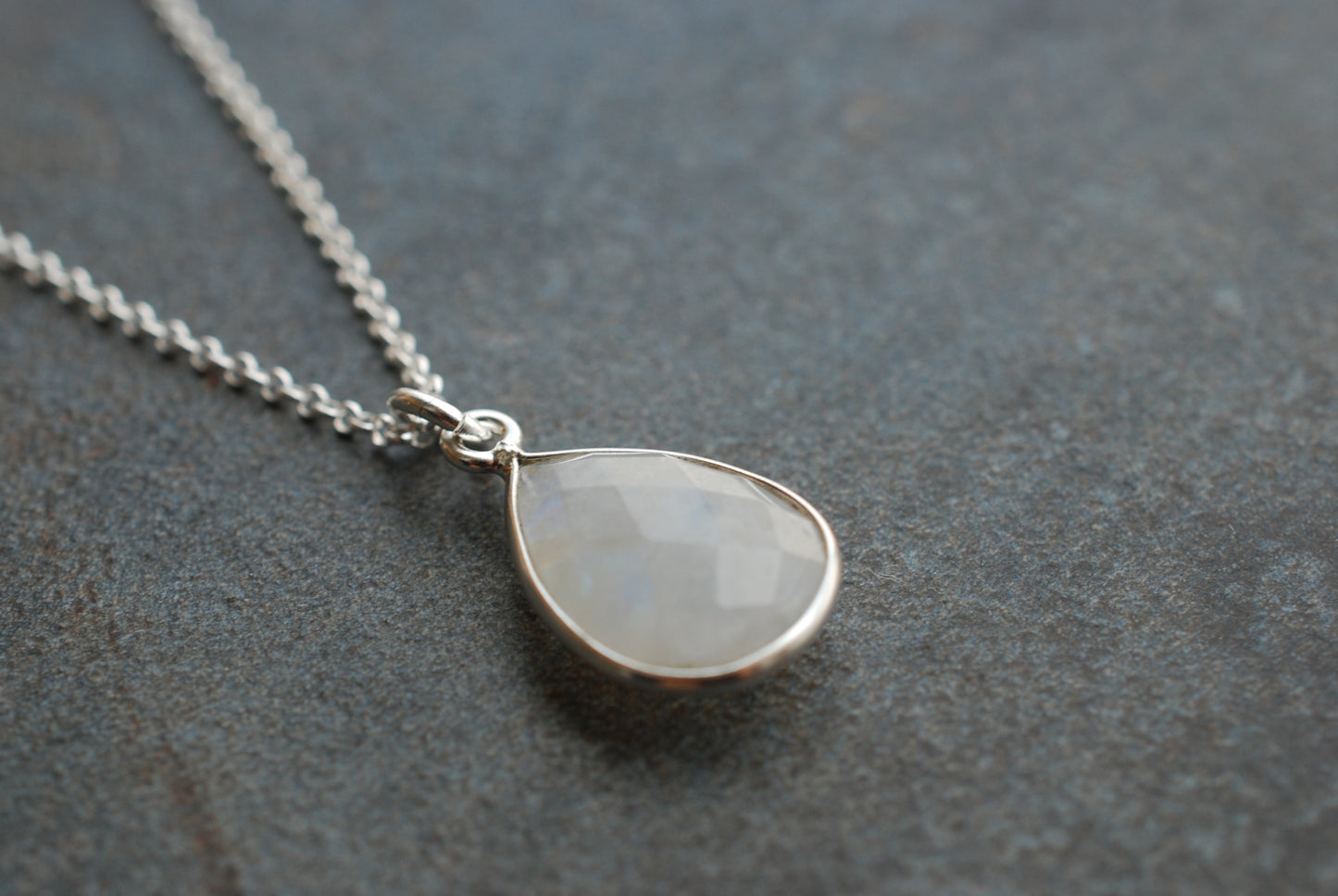 Sterling Silber und Mondstein-Tropfen-Kette - picturing