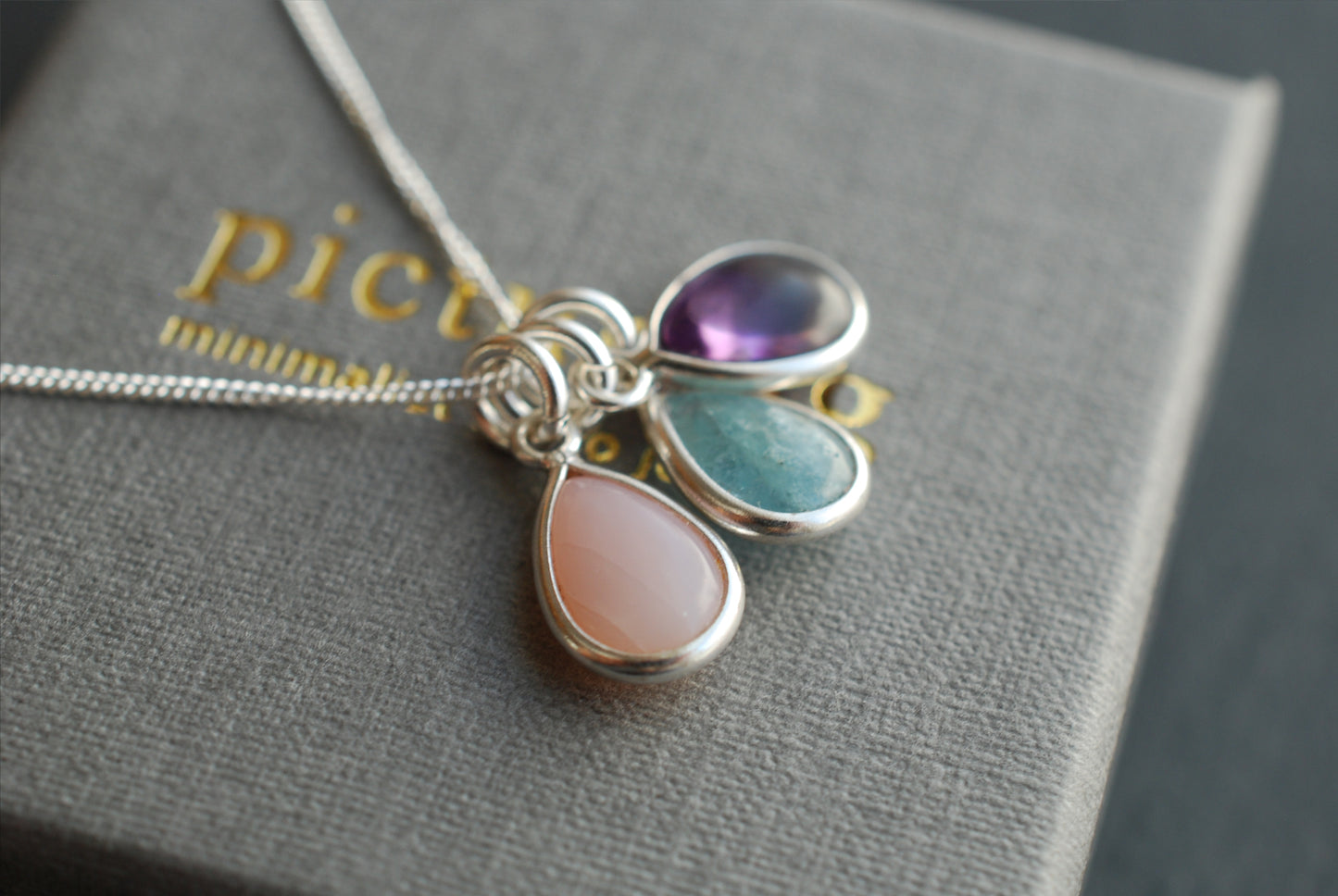 PRECIOUS . Zierliche 925er Sterling-Silber Geburtssteinkette mit echtem Edelstein-Tropfen-Anhänger