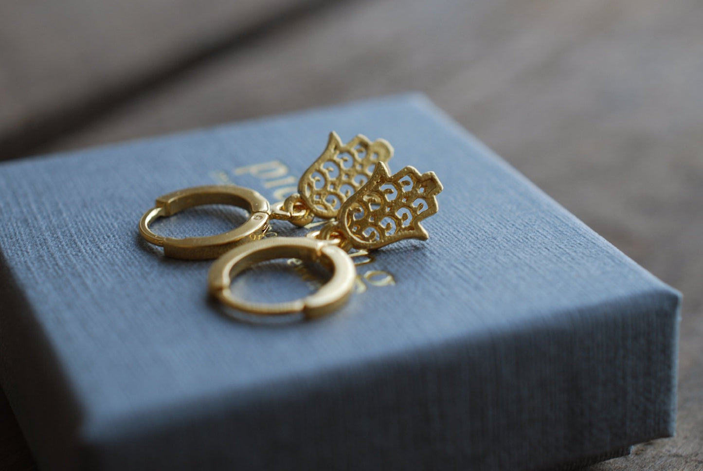 Hamsa . vergoldete Ohrringe mit Hamsa's Hand-Anhänger. Geschenkideen für Frauen - picturing