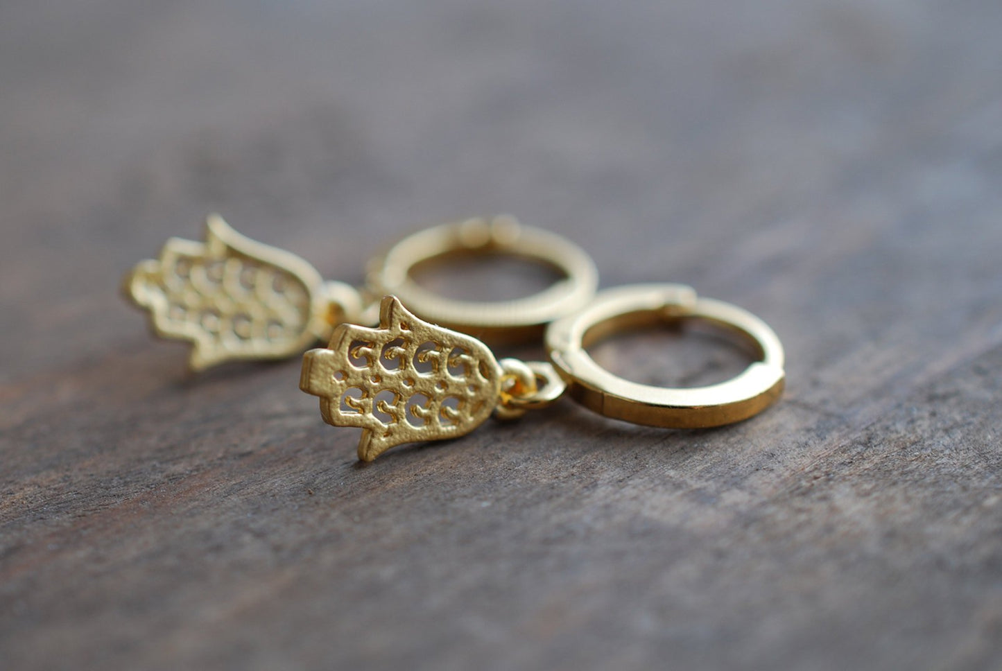Hamsa . vergoldete Ohrringe mit Hamsa's Hand-Anhänger. Geschenkideen für Frauen - picturing