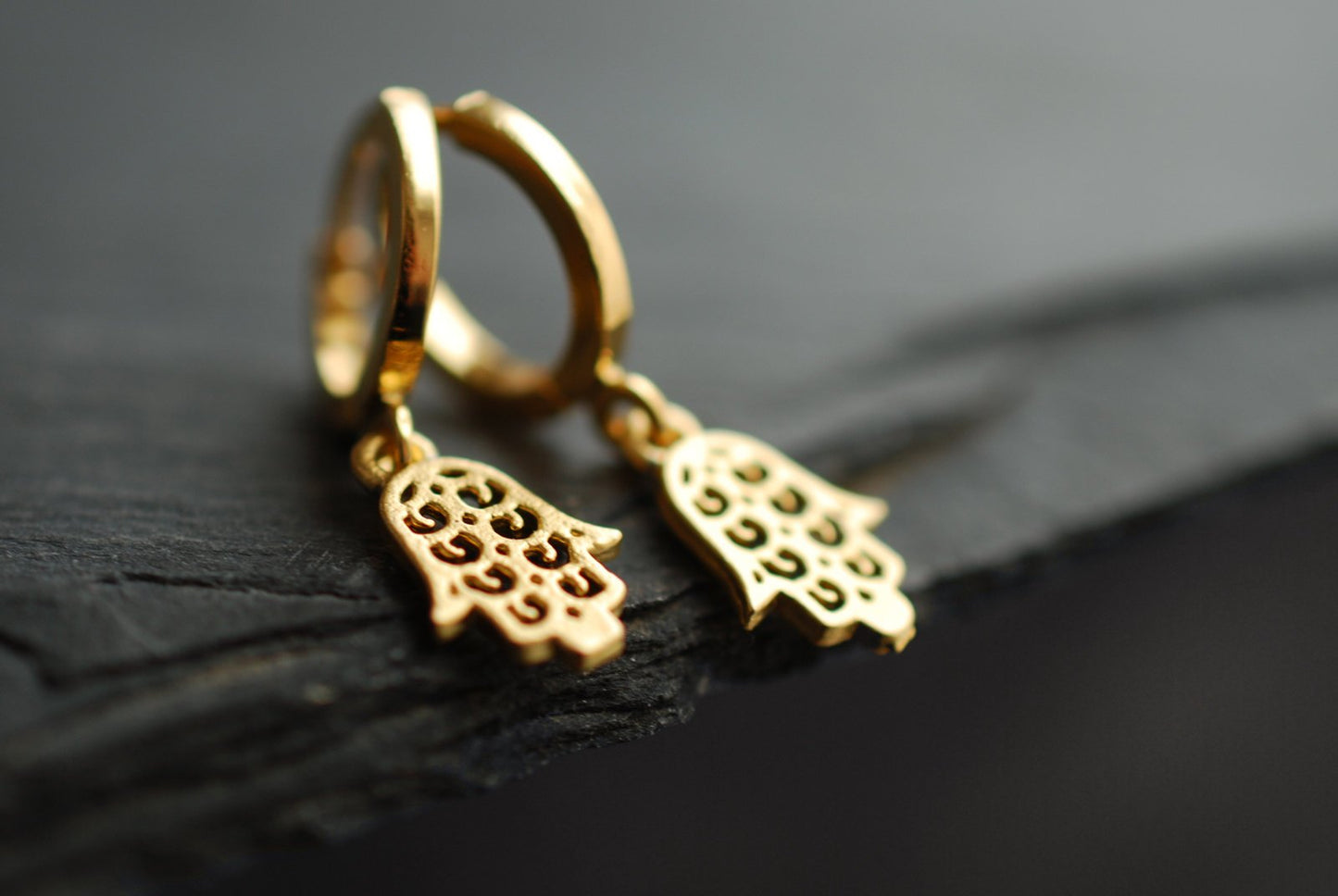 Hamsa . vergoldete Ohrringe mit Hamsa's Hand-Anhänger. Geschenkideen für Frauen - picturing