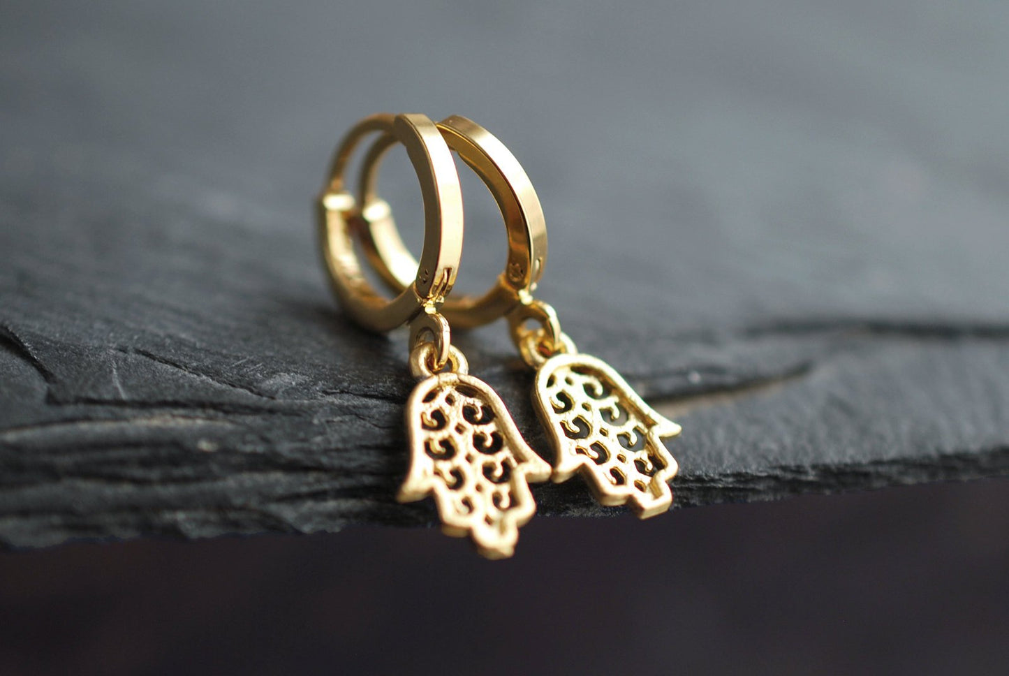 Hamsa . vergoldete Ohrringe mit Hamsa's Hand-Anhänger. Geschenkideen für Frauen - picturing