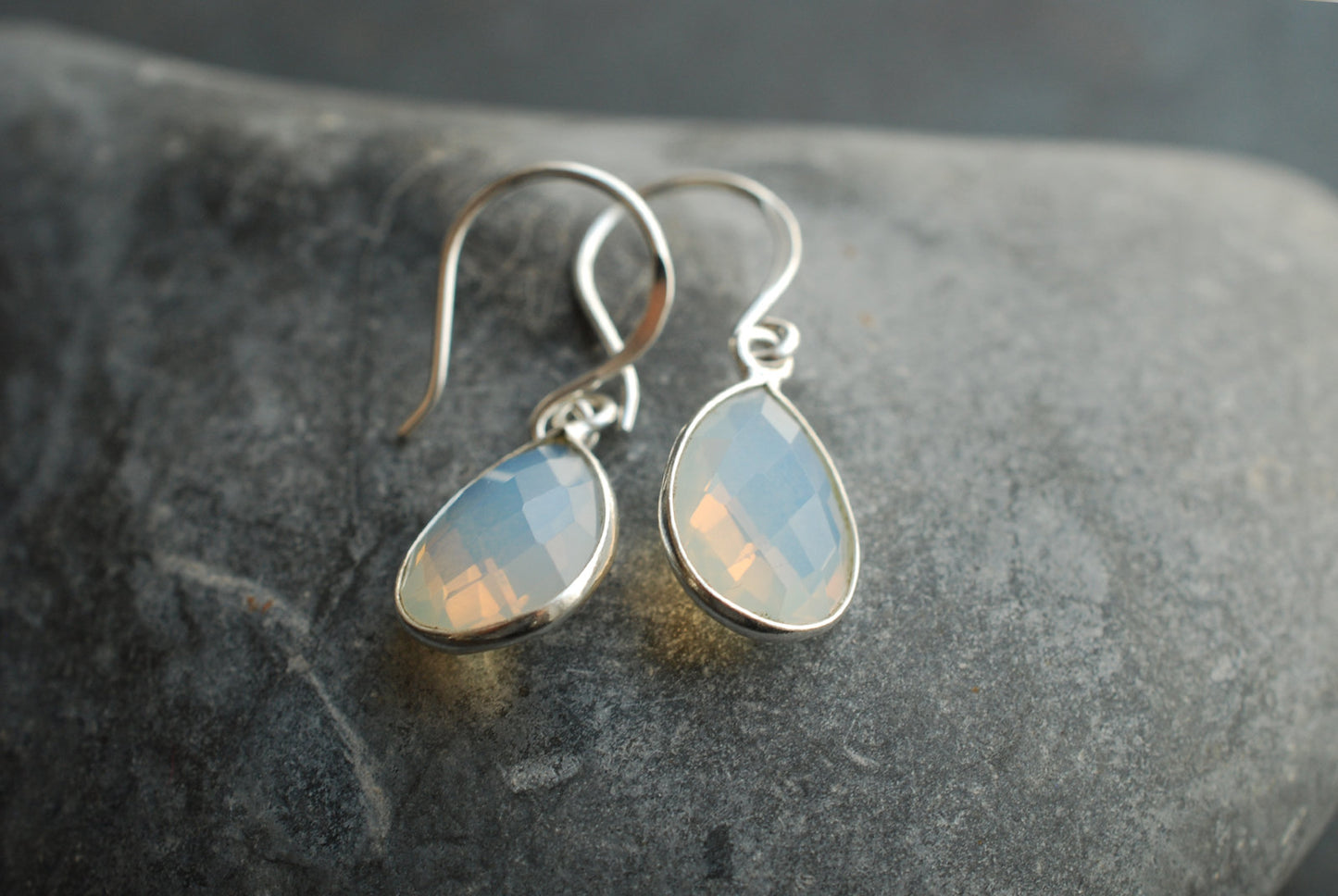 Sterling Silber Geburtsstein-Ohrringe Opalit . Oktober Geburtstagsgeschenke - picturing