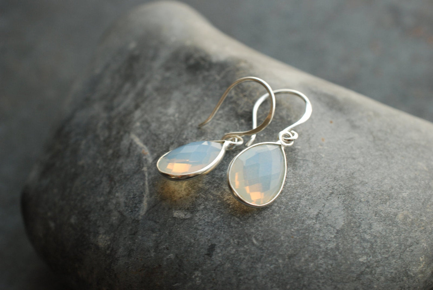 Sterling Silber Geburtsstein-Ohrringe Opalit . Oktober Geburtstagsgeschenke - picturing