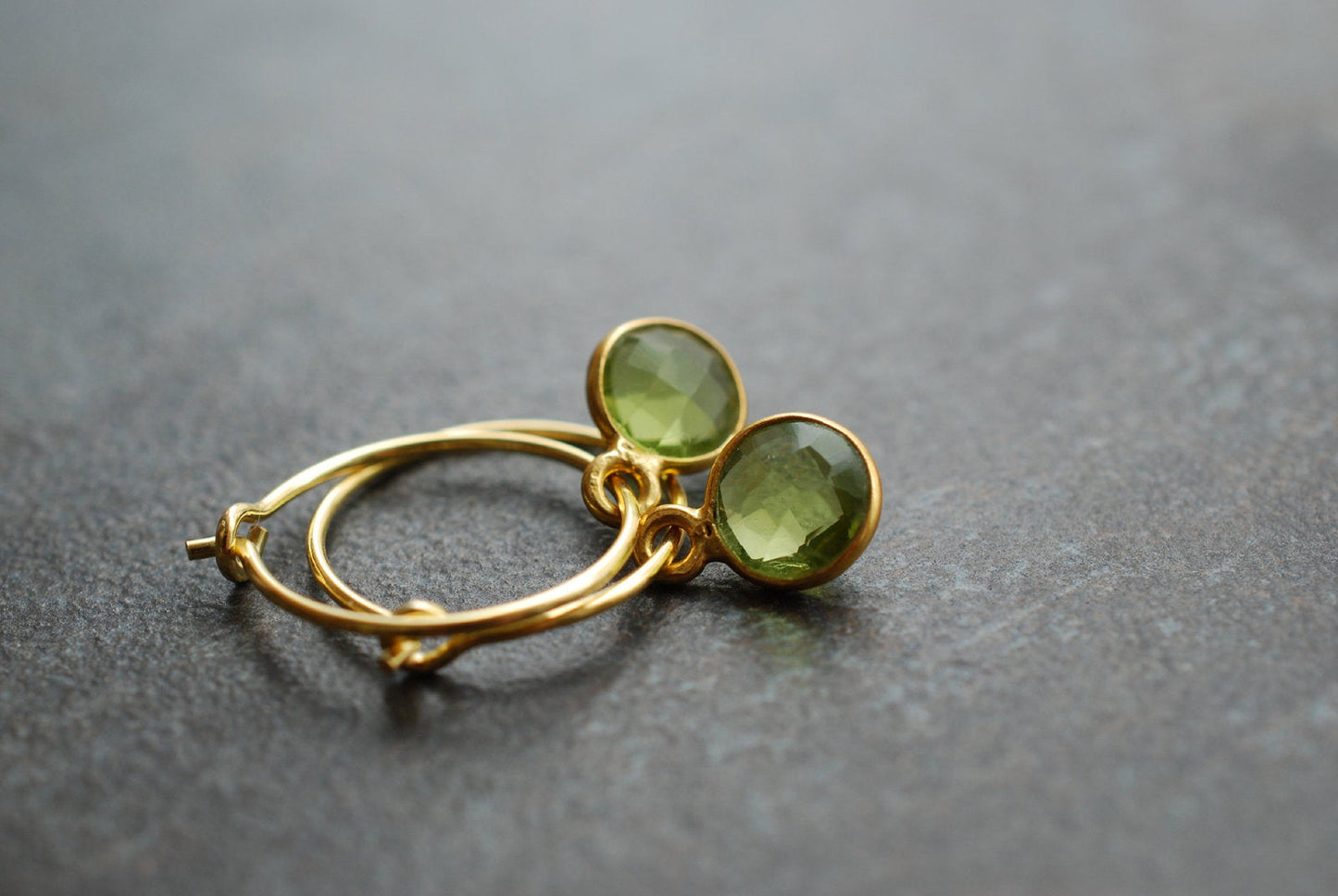 Geburtsstein-Creolen Peridot . August Geburtstagsgeschenke . vergoldetes Silber - picturing