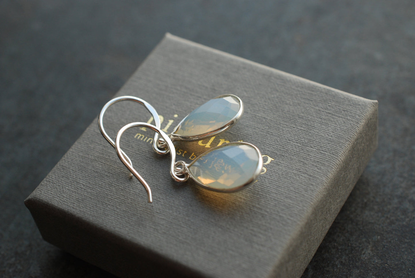 Sterling Silber Geburtsstein-Ohrringe Opalit . Oktober Geburtstagsgeschenke - picturing
