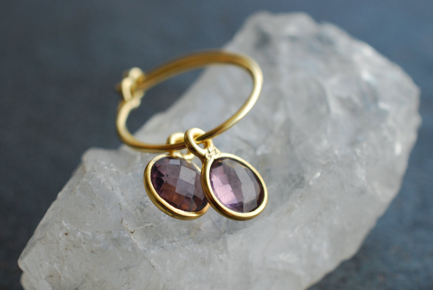 Geburtsstein-Creolen Amethyst . Februar Geburtstagsgeschenke . vergoldetes Silber - picturing