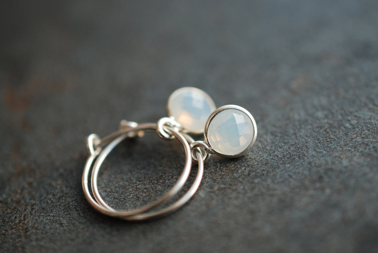 Sterling Silber Geburtsstein-Creolen Opalit . Oktober Geburtstagsgeschenke - picturing
