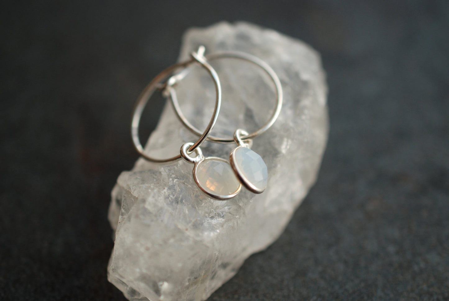 Sterling Silber Geburtsstein-Creolen Opalit . Oktober Geburtstagsgeschenke - picturing