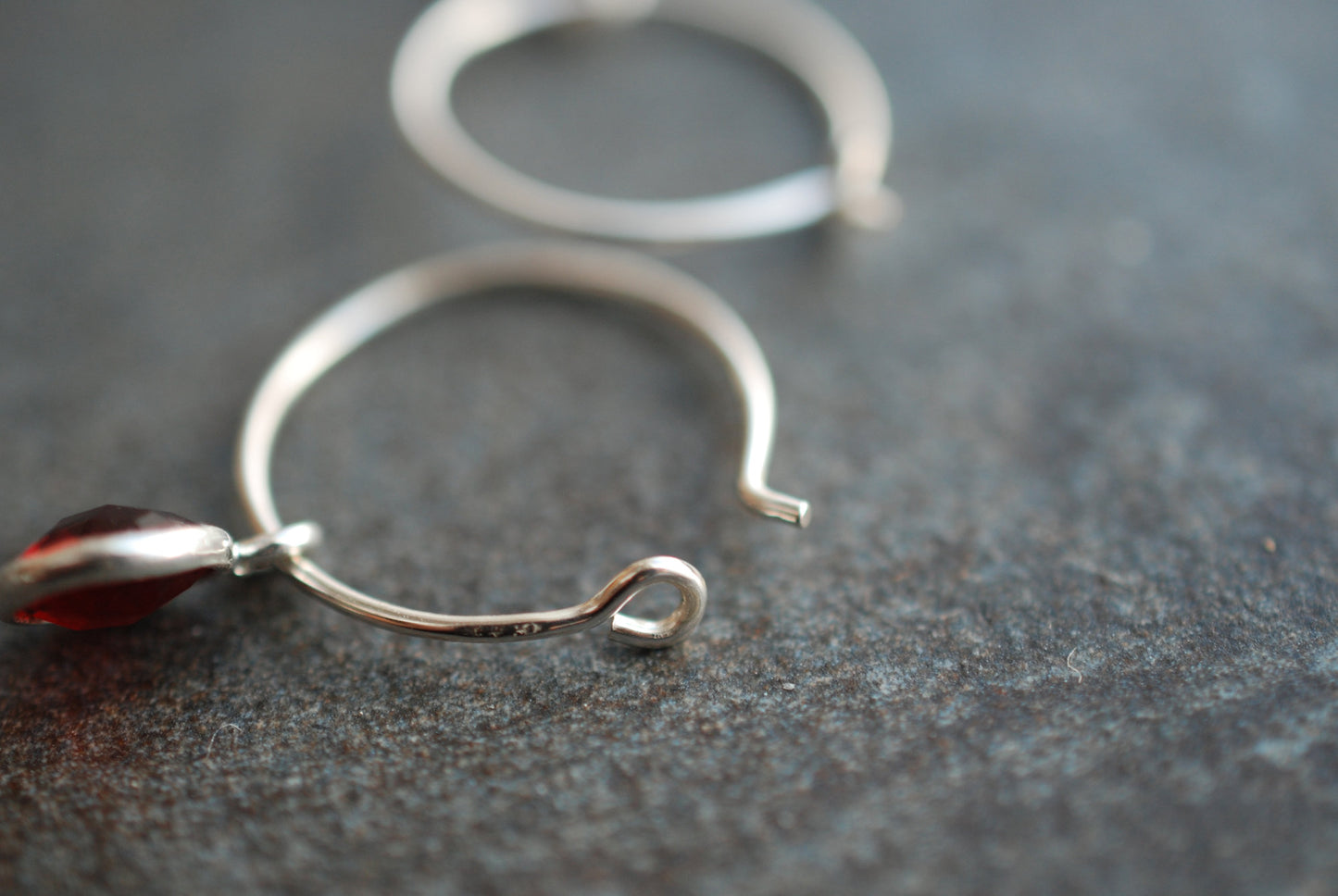 Sterling Silber Geburtsstein-Creolen Granat . Januar-Geburtstagsgeschenke - picturing
