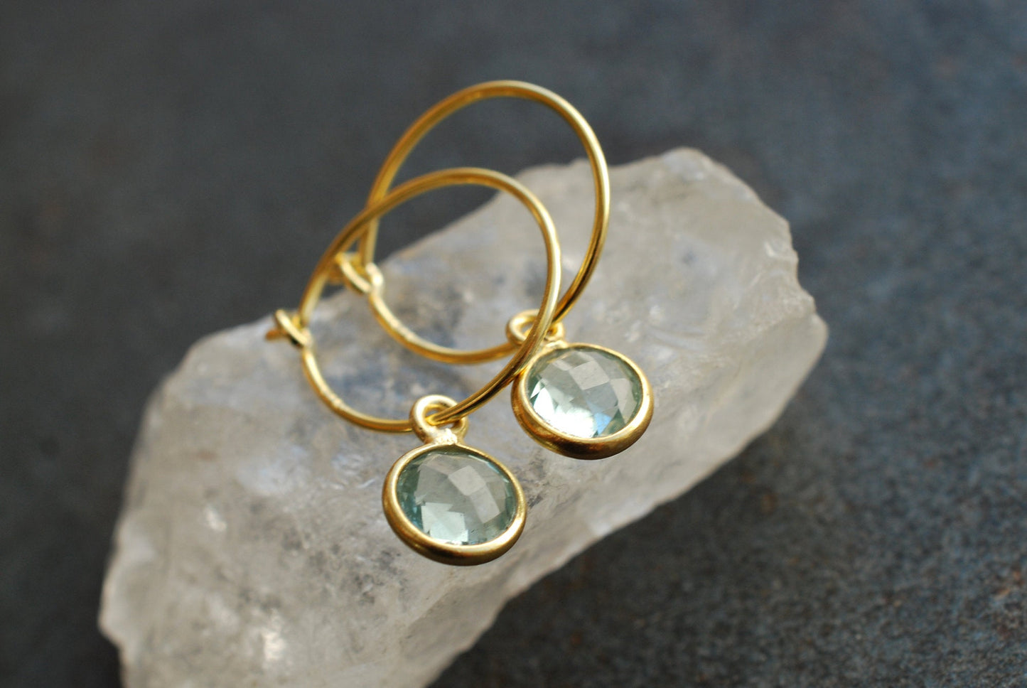 Sterling Silber Geburtsstein-Creolen vergoldet Aqua-Quarz . März Geburtstagsgeschenke - picturing