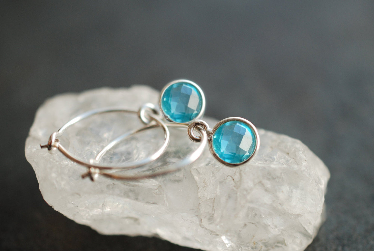 Sterling Silber Geburtsstein-Creolen Blauer Topas . Dezember Geburtstagsgeschenke - picturing