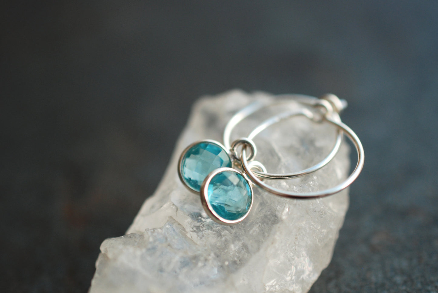 Sterling Silber Geburtsstein-Creolen Blauer Topas . Dezember Geburtstagsgeschenke - picturing