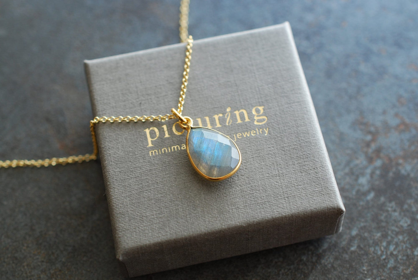 Vergoldete Kette mit Edelstein-Tropfen-Anhänger / Geburtstagsgeschenke / personalisierte Geschenke