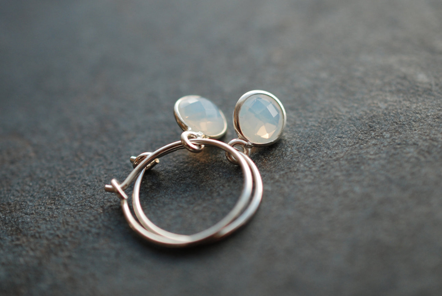 Sterling Silber Geburtsstein-Creolen Opalit . Oktober Geburtstagsgeschenke - picturing