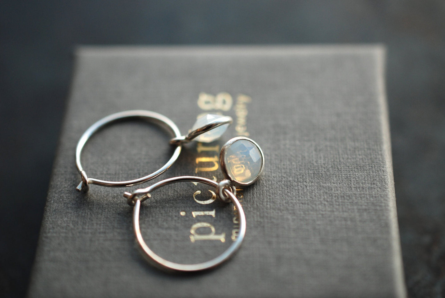 Sterling Silber Geburtsstein-Creolen Opalit . Oktober Geburtstagsgeschenke - picturing