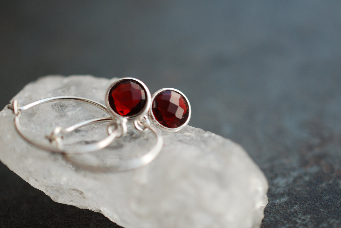 Sterling Silber Geburtsstein-Creolen Granat . Januar-Geburtstagsgeschenke - picturing