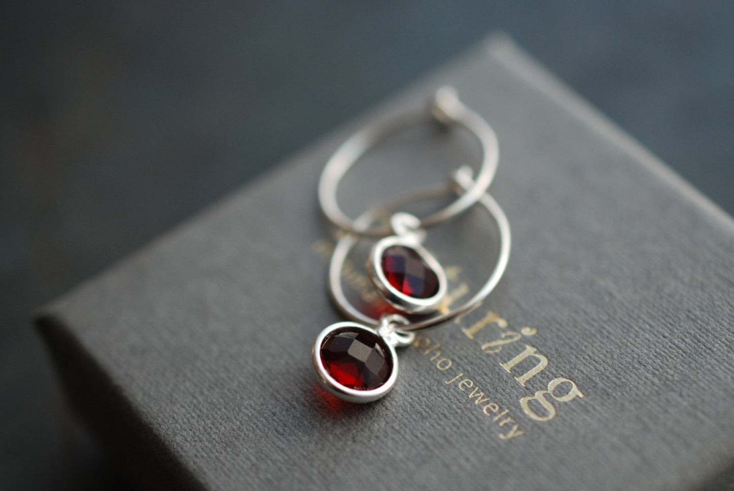 Sterling Silber Geburtsstein-Creolen Granat . Januar-Geburtstagsgeschenke - picturing