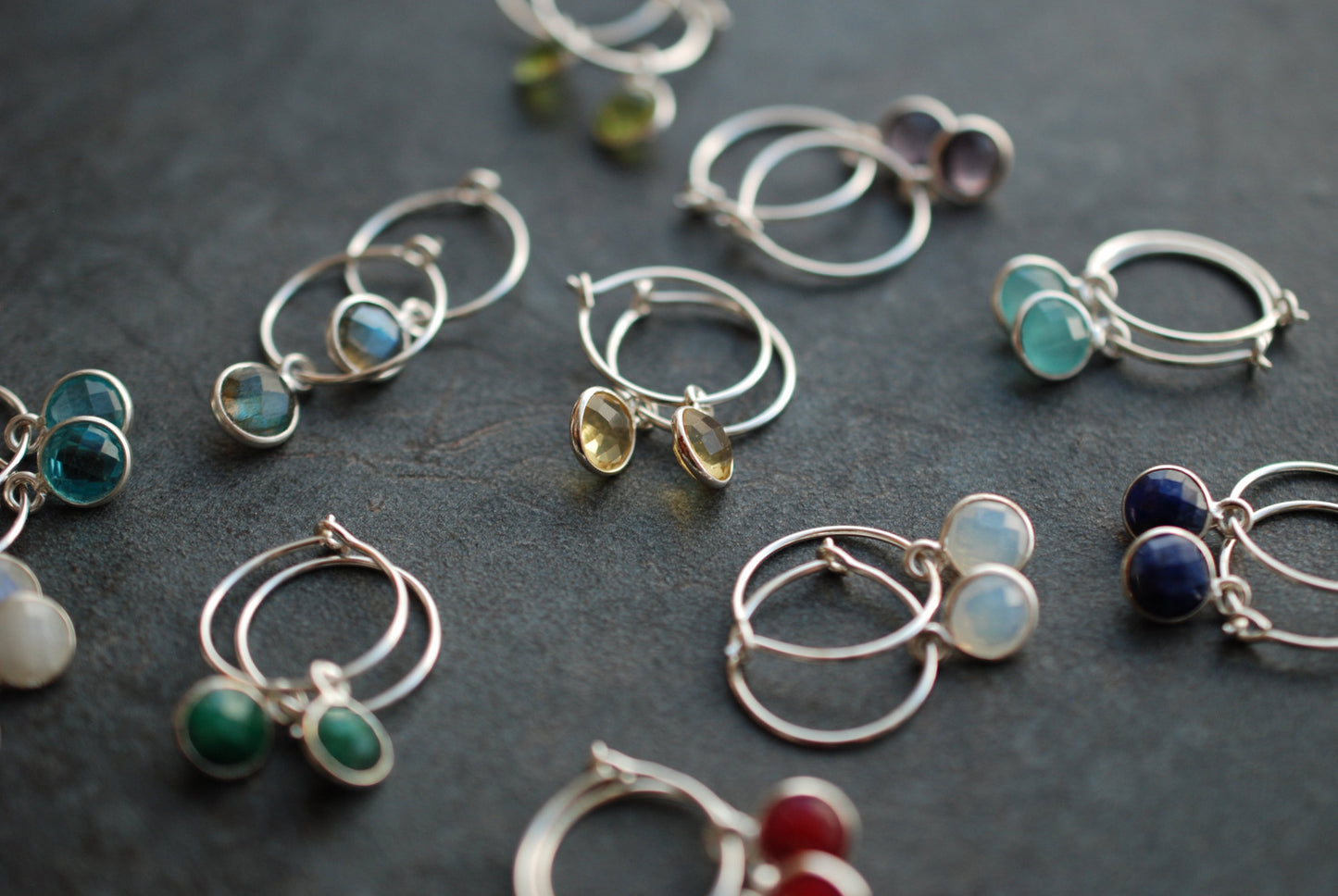 Sterling Silber Geburtsstein-Creolen Kristallquarz . April Geburtstagsgeschenke - picturing