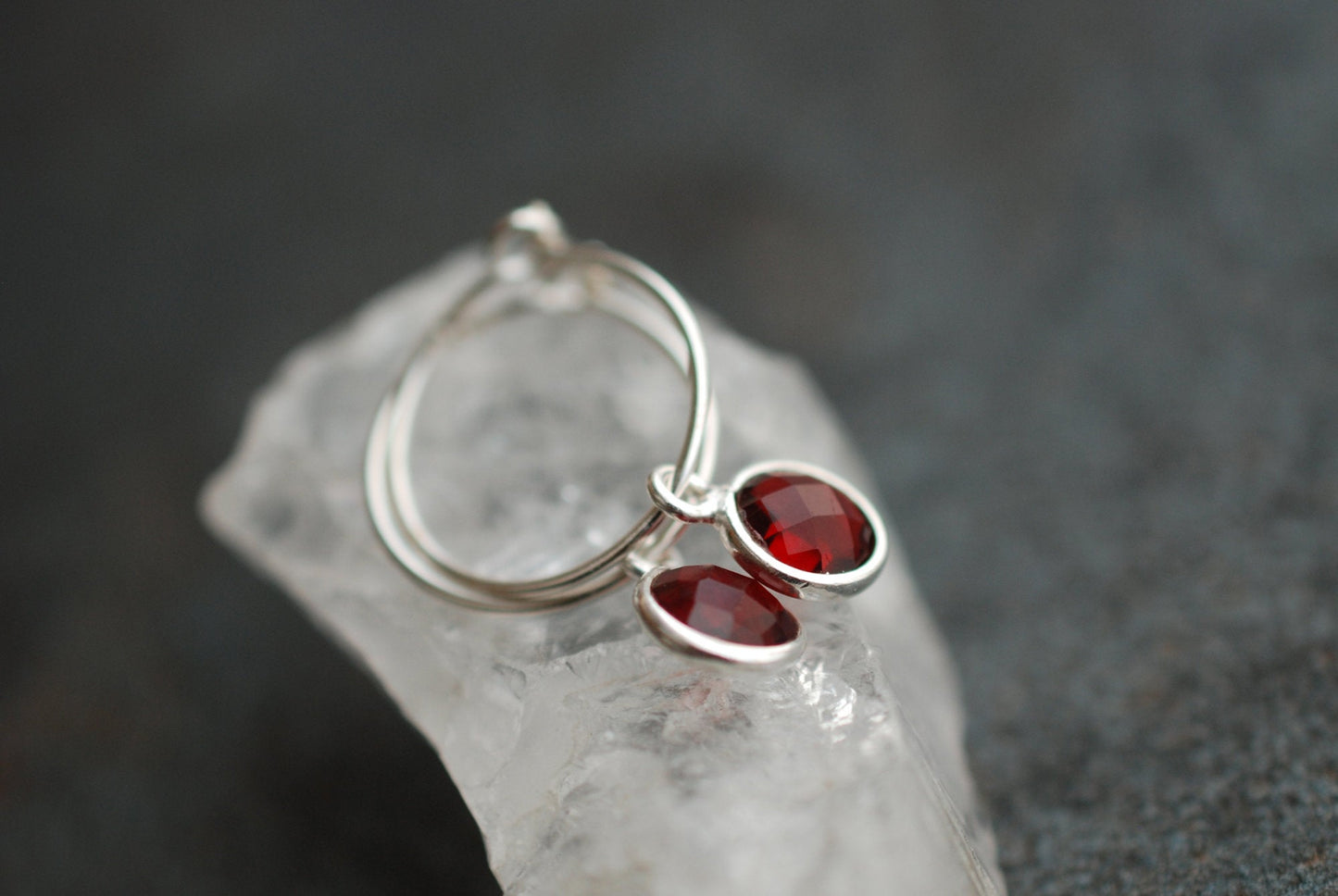 Sterling Silber Geburtsstein-Creolen Granat . Januar-Geburtstagsgeschenke - picturing