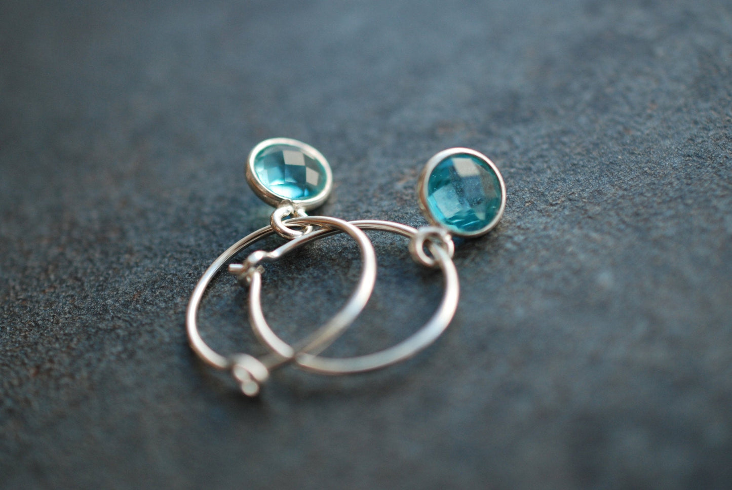 Sterling Silber Geburtsstein-Creolen Blauer Topas . Dezember Geburtstagsgeschenke - picturing