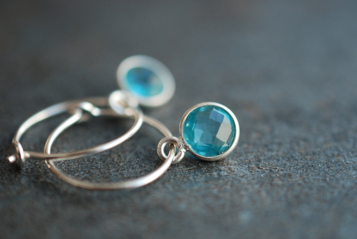 Sterling Silber Geburtsstein-Creolen Blauer Topas . Dezember Geburtstagsgeschenke - picturing