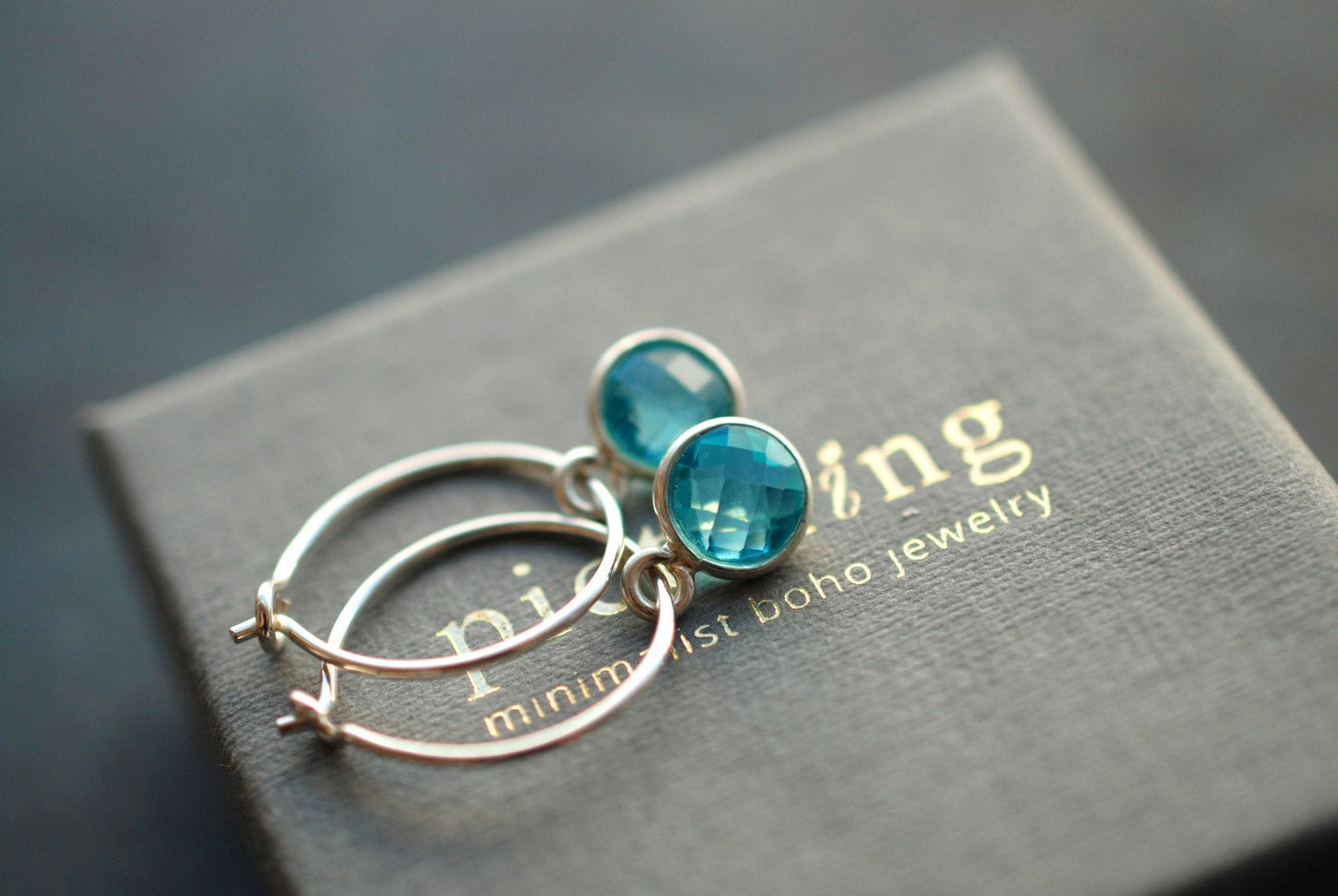 Sterling Silber Geburtsstein-Creolen Blauer Topas . Dezember Geburtstagsgeschenke - picturing
