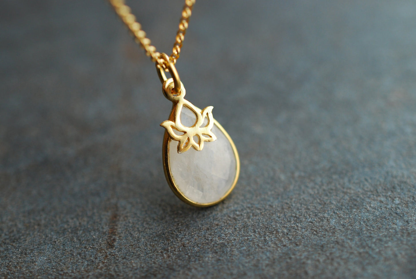 NAMASTE . Vergoldete Kette mit Edelstein-Tropfen und Lotus-Anhänger/Geburtstagsgeschenke/personalisierte Geschenke
