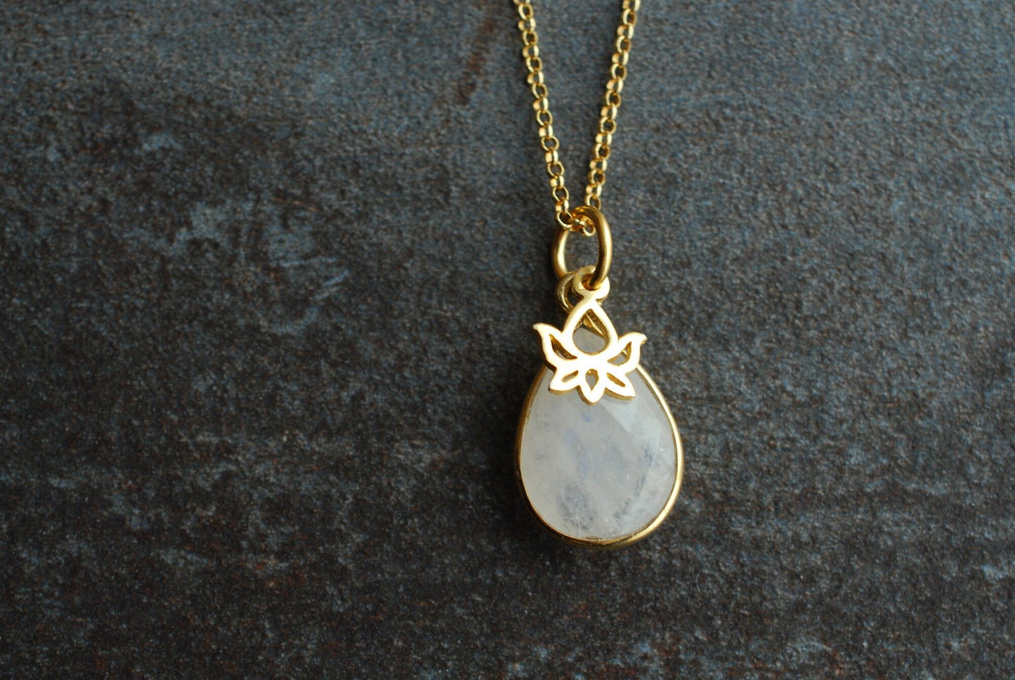 NAMASTE . Vergoldete Kette mit Edelstein-Tropfen und Lotus-Anhänger/Geburtstagsgeschenke/personalisierte Geschenke