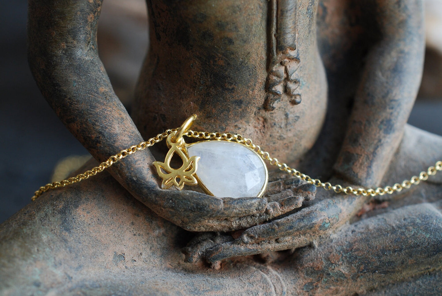 NAMASTE . Vergoldete Kette mit Edelstein-Tropfen und Lotus-Anhänger/Geburtstagsgeschenke/personalisierte Geschenke