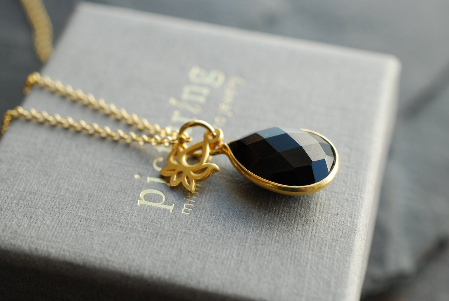 NAMASTE . Vergoldete Kette mit Edelstein-Tropfen und Lotus-Anhänger/Geburtstagsgeschenke/personalisierte Geschenke