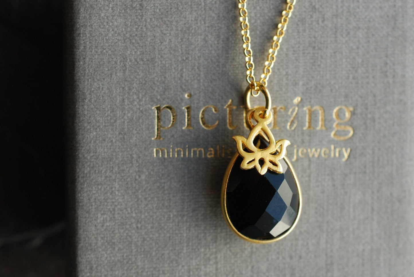 NAMASTE . Vergoldete Kette mit Edelstein-Tropfen und Lotus-Anhänger/Geburtstagsgeschenke/personalisierte Geschenke