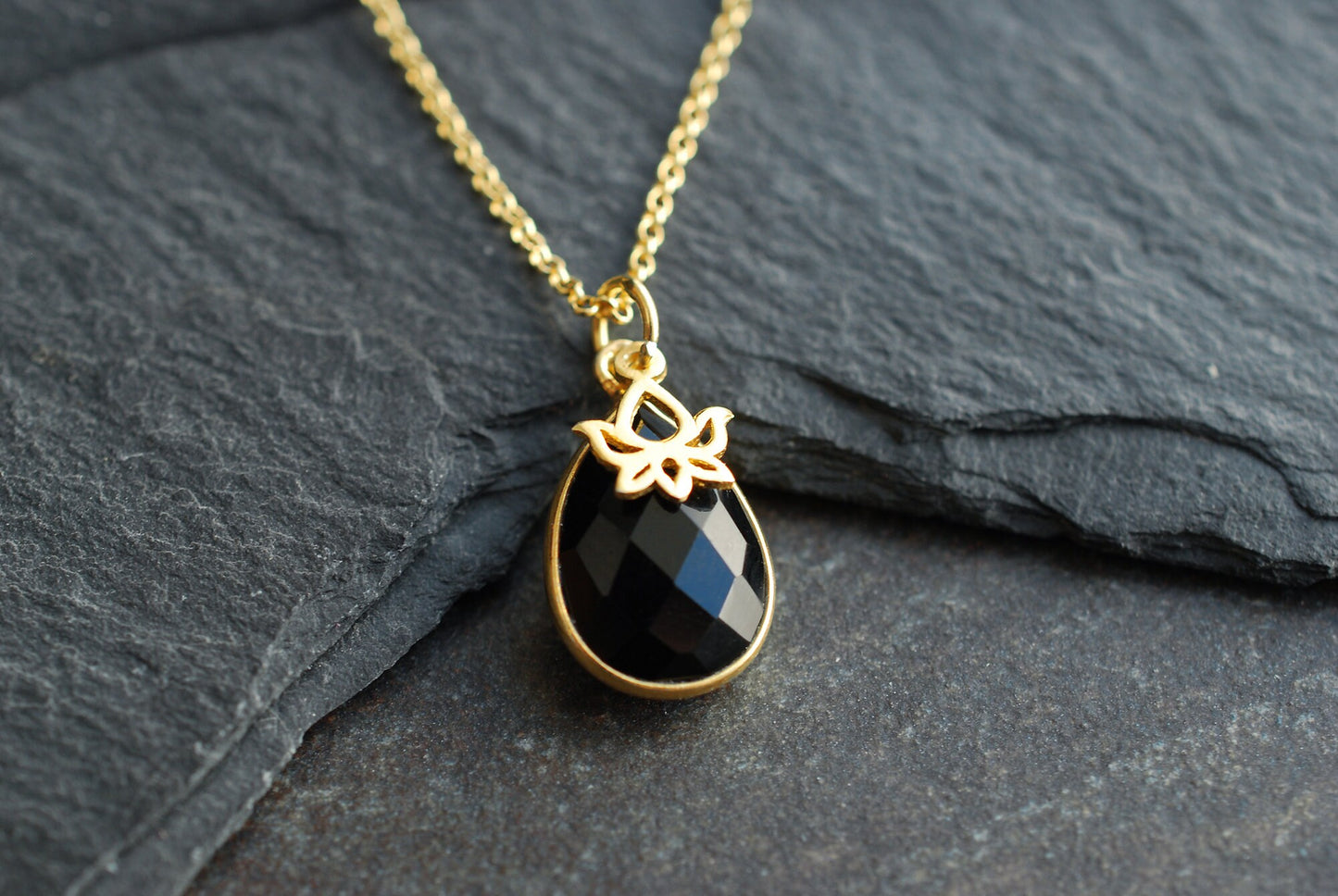 NAMASTE . Vergoldete Kette mit Edelstein-Tropfen und Lotus-Anhänger/Geburtstagsgeschenke/personalisierte Geschenke