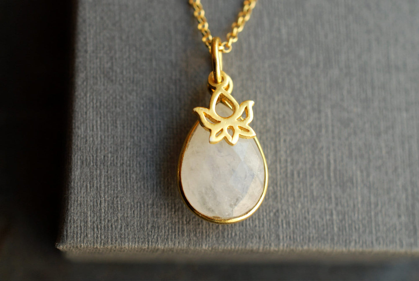 NAMASTE . Vergoldete Kette mit Edelstein-Tropfen und Lotus-Anhänger/Geburtstagsgeschenke/personalisierte Geschenke