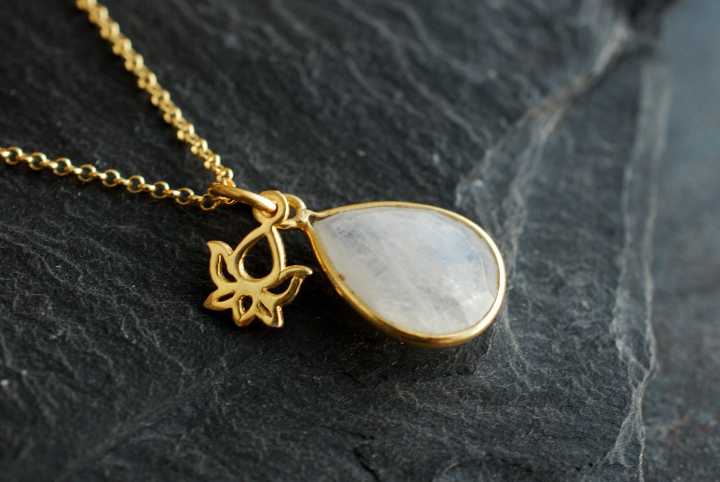 NAMASTE . Vergoldete Kette mit Edelstein-Tropfen und Lotus-Anhänger/Geburtstagsgeschenke/personalisierte Geschenke