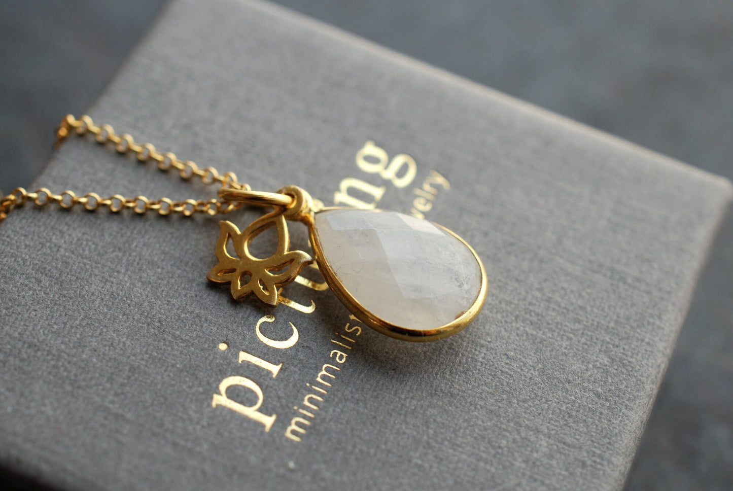 NAMASTE . Vergoldete Kette mit Edelstein-Tropfen und Lotus-Anhänger/Geburtstagsgeschenke/personalisierte Geschenke