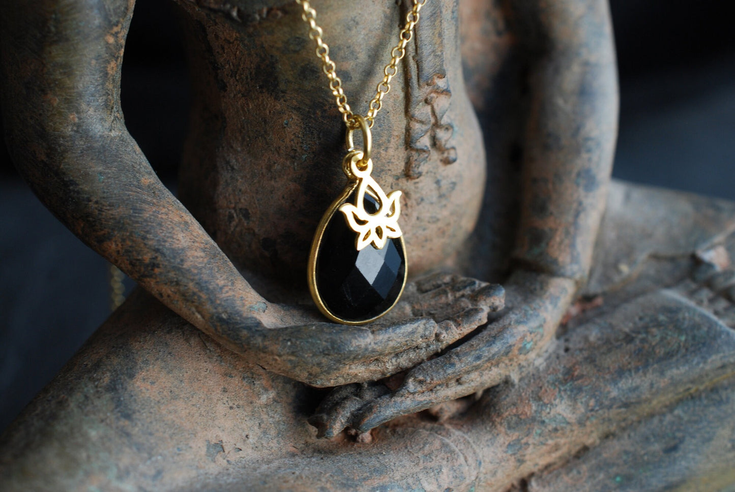 NAMASTE . Vergoldete Kette mit Edelstein-Tropfen und Lotus-Anhänger/Geburtstagsgeschenke/personalisierte Geschenke
